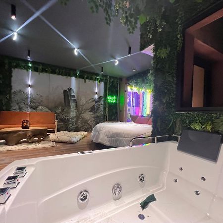 マラケシュ Jungle Au Centre De Marrakech Avec Jacuzzi ! Bed & Breakfast エクステリア 写真